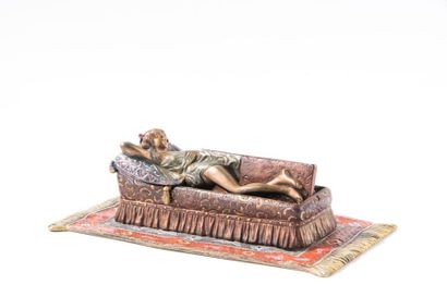 Bronze de Vienne. Jeune femme alanguie. Sujet...