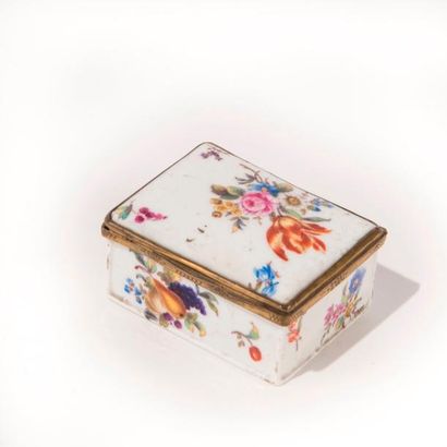 MEISSEN? Boîte en porcelaine à décor polychrome...
