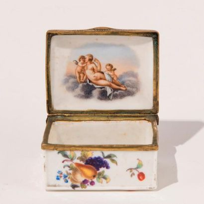 MEISSEN? Boîte en porcelaine à décor polychrome...
