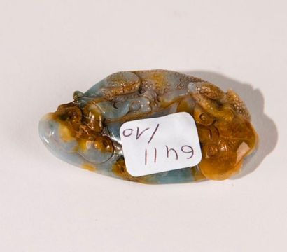CHINE, XXème siècle. Pendentif en jade céladon...