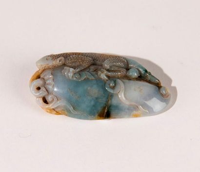 CHINE, XXème siècle. Pendentif en jade céladon...