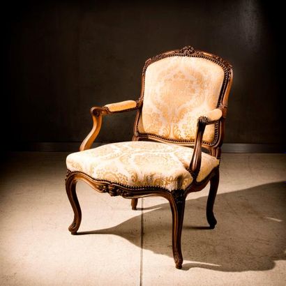 Fauteuil à la reine en bois mouluré et sculpté...