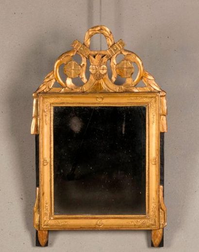 Miroir en bois redoré et relaqué à décor...