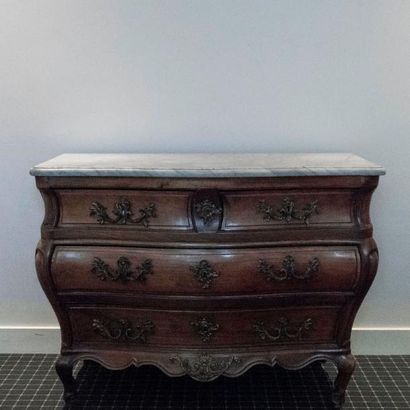 Commode à façade et côtes mouvementés en...