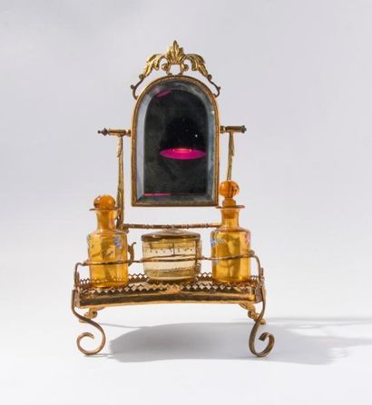 Nécessaire de toilette en bronze et laiton...