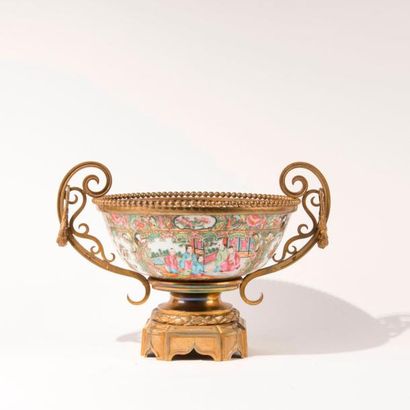 Coupe en porcelaine de Canton polychrome...