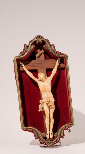 Christ en croix en ivoire sculpté, la croix...