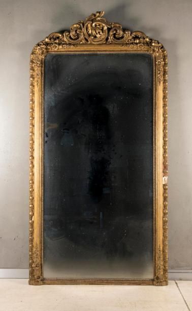 Miroir, le cadre en bois et stuc doré. Style...