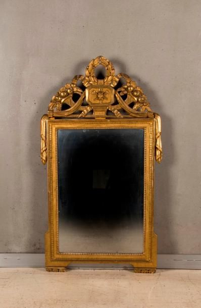 Miroir en bois ajouré et sculpté à décor...