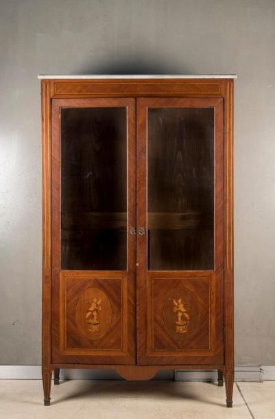 Vitrine en bois de placage et marqueterie...