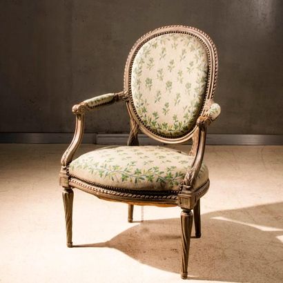 Fauteuil en bois sculpté et relaqué, pieds...