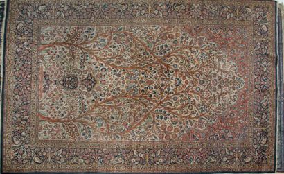 Tapis Ghum à décor de vases et fleurs à fond...