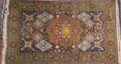 Tapis à décor floral sur fond bleu nuit....