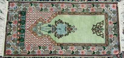 Tapis en soie à décor d'une lampe de mosquée...
