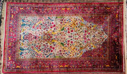 Tapis Ghum en soie à décor d'animaux dans...