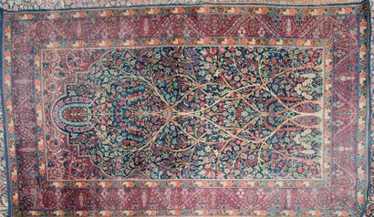 Tapis Ispahan à décor d'entrelacs dans une...
