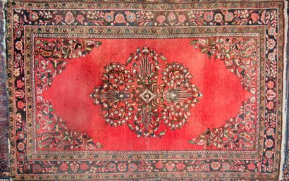 Tapis à décor d'un médaillon central sur...