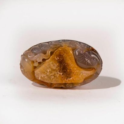 CHINE, XXème siècle. Galet en agate céladon...