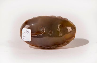 CHINE, XXème siècle. Galet en agate céladon...