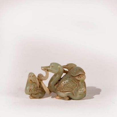 CHINE, XXème siècle. Groupe en jade céladon,...