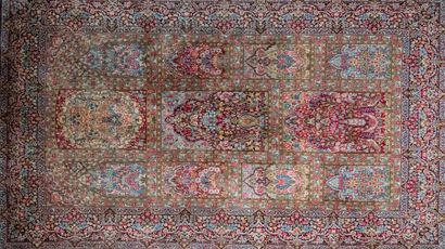 Tapis jardin sur fond bleu. La bordure à...