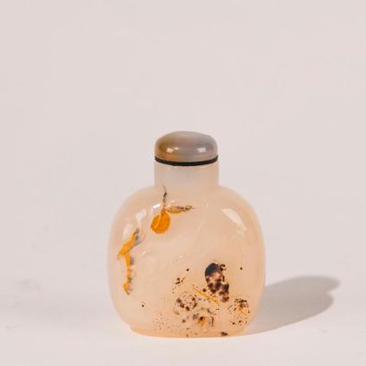 CHINE, XIXème siècle. Tabatière en agate...