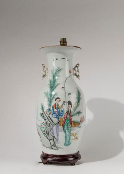 CHINE, début du XXème siècle. Vase en porcelaine...
