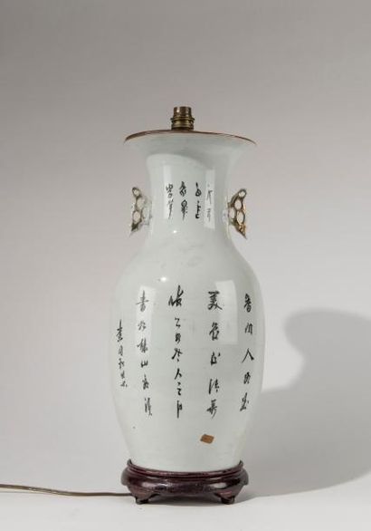CHINE, début du XXème siècle. Vase en porcelaine...
