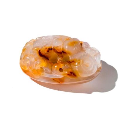 CHINE, XXème siècle. Galet en agate translucide...