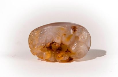 CHINE, XXème siècle. Galet en agate translucide...