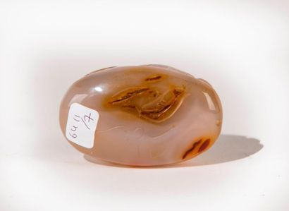 CHINE, XXème siècle. Galet en agate translucide...
