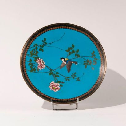 JAPON, vers 1900. Plat en cuivre et émaux...