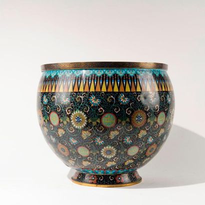 CHINE,  XXe siècle. Cache-pot en émaux cloisonnés....
