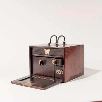 CHINE, début du Xxe siècle. Coffret en bois...