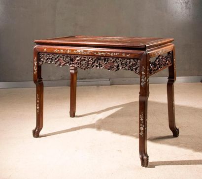 INDOCHINE, début XXème siècle. Table en bois...