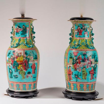 CHINE, Canton, XXème siècle. Paire de vases...