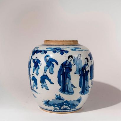 CHINE, début du XXe siècle. Pot en porcelaine...