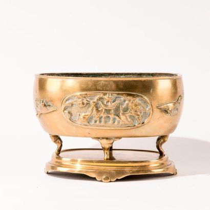 CHINE. Coupe en bronze à décor en relief...