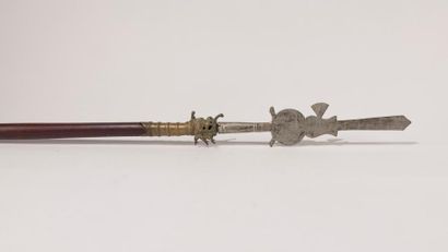 CHINE (?), XXème siècle. Hallebarde en bois,...