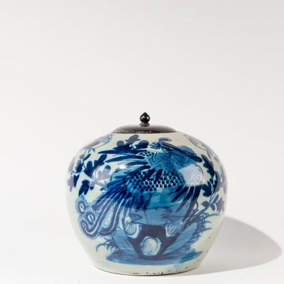 CHINE. Pot couvert en faïence à décor de...