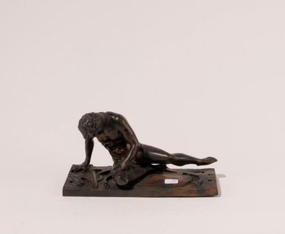 Galate mourant en bronze. 25,5x14 cm. (Accidents,...