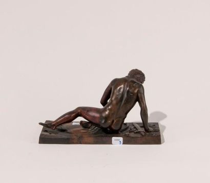 Galate mourant en bronze. 25,5x14 cm. (Accidents,...