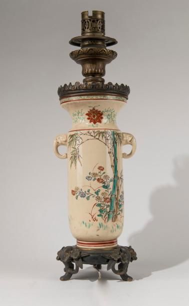 JAPON, début du XXème siècle. Vase en porcelaine...