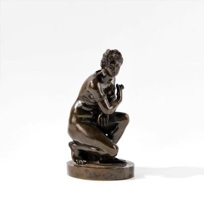 Vénus accroupie. Epreuve en bronze à patine...
