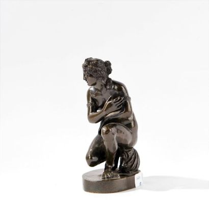 Vénus accroupie. Epreuve en bronze à patine...