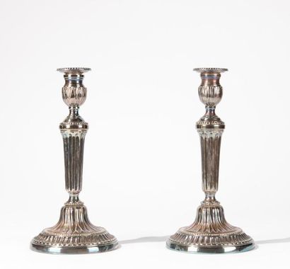 Paire de bougeoirs en bronze argenté de style...
