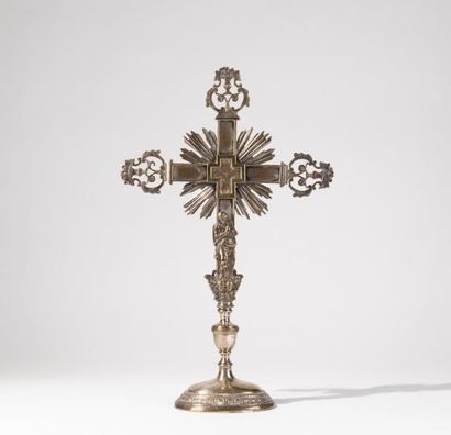 Reliquaire croix en bronze plaqué argent....