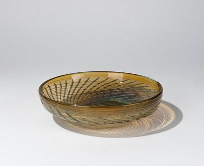 N.HORNJ?
Coupe en verre ambré, étiré à chaud,...