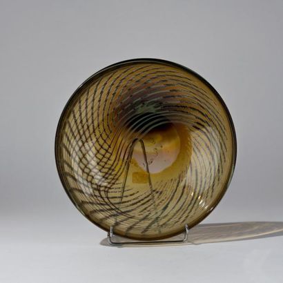 N.HORNJ?
Coupe en verre ambré, étiré à chaud,...