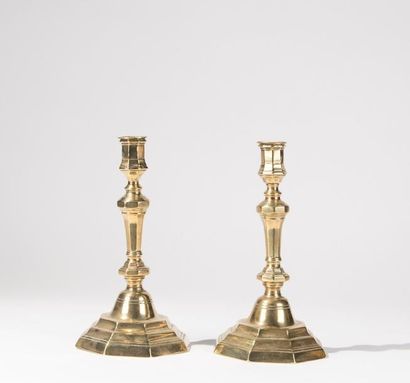 Paire de bougeoirs en bronze, anciennement...